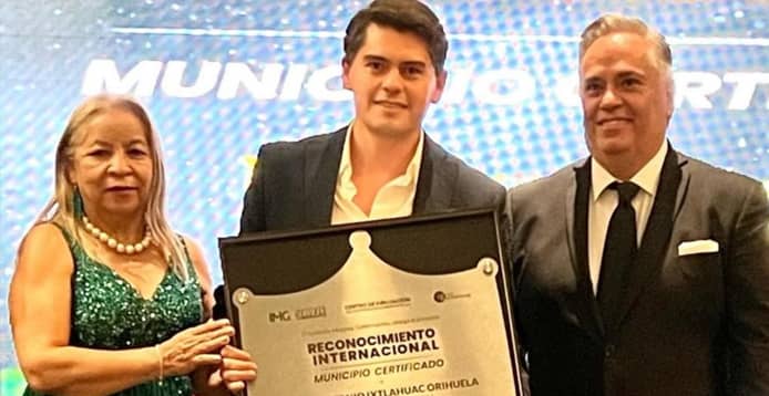 Zitácuaro por ser Modelo de Atención Ciudadana - Instituto Mejores Gobernantes, Red Gobierno, CEG105 Municipio Certificado