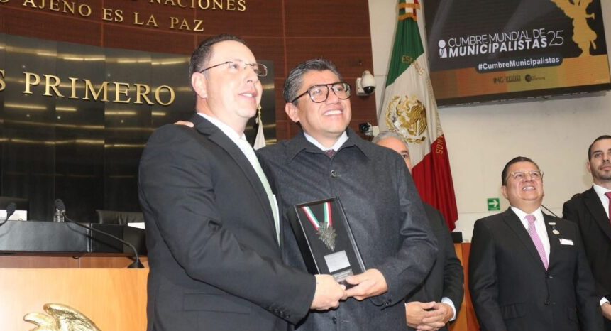 Presidente Municipal de Guachochi Recibe Condecoración por su Gestión Destacada - Cumbre Mundial de Municipalistas 2025 - en el Senado de la República Mexicana, Ciudad de México. Instituto Mejores Gobernantes A.C - Red Gobierno