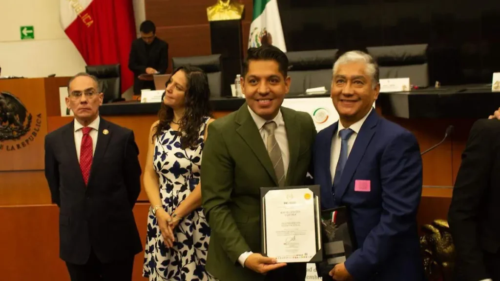 SOSAPATEX recibe “Medalla al Mérito Ben Lamat 2025” en el Senado - Cumbre Mundial de Municipalistas 2025 - en el Senado de la República Mexicana, Ciudad de México. Instituto Mejores Gobernantes A.C - Red Gobierno